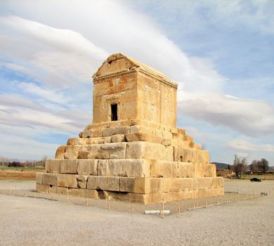 Кирова гробница, остатак древног града